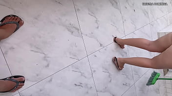 Contratei essa empregada para limpar olha o shorts que ela veio gozei nela