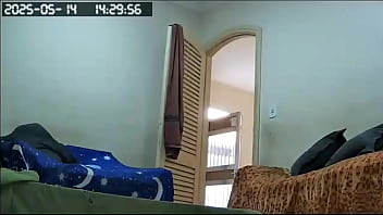 Camera escondida flagra empregada arrumando casa pelada com sua grande buceta