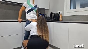 El técnico sorprendió a la secretaria culona en la cocina y ella le pagó su trabajo en especies El técnico sorprendió a la secretaria culona en la cocina y ella le pagó su trabajo en especies