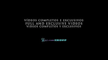 Casada safada com o marido corno fazendo boquete para desconhecidos dentro do cinema
