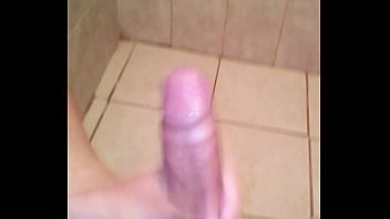 Masturbandome en el baño 2