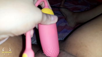 Me despierto con muchas ganas de tocarme el coño no puedo evitar ensuciarme los dedos ¿te apetece