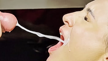 A buceta arrombou ao sentar no pau do negão