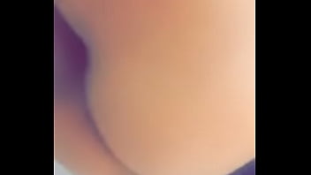 Puta Latina Duchando thumbnail