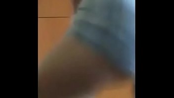 Novinha deliciosa rebola gostoso dançando funk