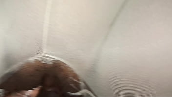 เอาควยปลอมแหย่หีสาวนักศึกษาผ่านถุงน่องที่มีรูตรงหี