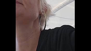 A la recherche d'un inconnu pendant ma croisière pour me baiser la chatte et le