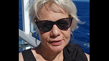 A la recherche d'un inconnu pendant ma croisière pour me baiser la chatte et le
