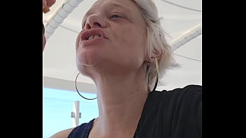 A la recherche d'un inconnu pendant ma croisière pour me baiser la chatte et le