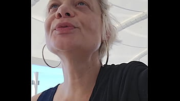 A la recherche d'un inconnu pendant ma croisière pour me baiser la chatte et le