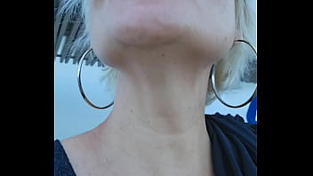 A la recherche d'un inconnu pendant ma croisière pour me baiser la chatte et le