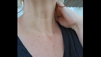 A la recherche d'un inconnu pendant ma croisière pour me baiser la chatte et le