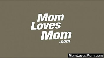 Amateur mom loves housewife plus shag toys