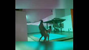 Comendo a gostosa da bruna santiny em frente a piscina na chuva