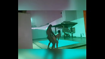 Comendo a gostosa da bruna santiny em frente a piscina na chuva