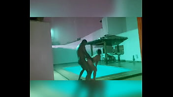 Comendo a gostosa da bruna santiny em frente a piscina na chuva