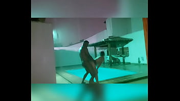 Comendo a gostosa da bruna santiny em frente a piscina na chuva