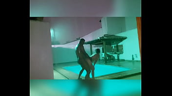 Comendo a gostosa da bruna santiny em frente a piscina na chuva