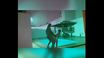 Comendo a gostosa da bruna santiny em frente a piscina na chuva