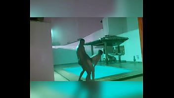 Comendo a gostosa da bruna santiny em frente a piscina na chuva