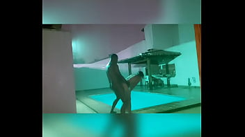 Comendo a gostosa da bruna santiny em frente a piscina na chuva