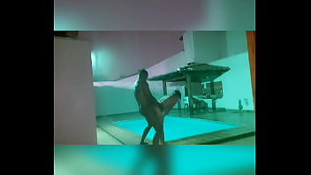 Comendo a gostosa da bruna santiny em frente a piscina na chuva