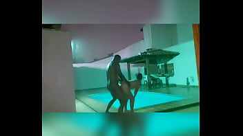 Comendo a gostosa da bruna santiny em frente a piscina na chuva