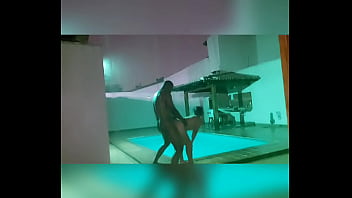 Comendo a gostosa da bruna santiny em frente a piscina na chuva