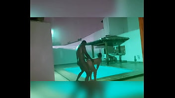 Comendo a gostosa da bruna santiny em frente a piscina na chuva