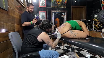 Essa morena fez uma tatuagem no lugar que todo tatuador adoraria