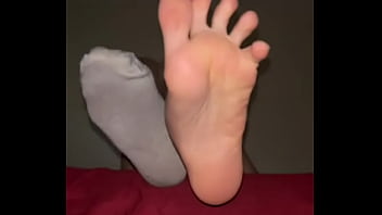 Horny arab hijab spreads her toes & shows off her soft muslim soles in tight foot tease