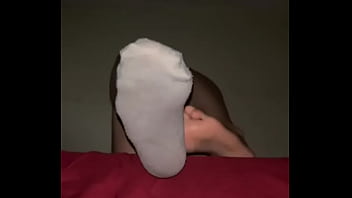 Horny arab hijab spreads her toes & shows off her soft muslim soles in tight foot tease