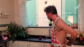 Fui cozinhar pra minha vizinha e a filha dela e acabei comendo as duas na cozinha completo no sheer red