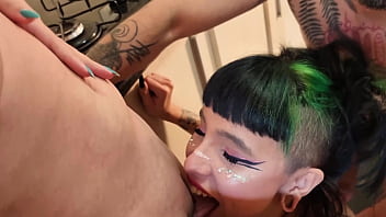 Fui cozinhar pra minha vizinha e a filha dela e acabei comendo as duas na cozinha completo no sheer red