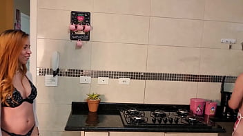 Fui cozinhar pra minha vizinha e a filha dela e acabei comendo as duas na cozinha completo no sheer red