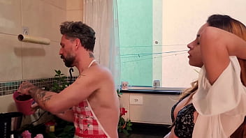 Fui cozinhar pra minha vizinha e a filha dela e acabei comendo as duas na cozinha completo no sheer red