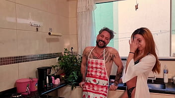 Fui cozinhar pra minha vizinha e a filha dela e acabei comendo as duas na cozinha completo no sheer red Fui cozinhar pra minha vizinha e a filha dela e acabei comendo as duas na cozinha completo no sheer red