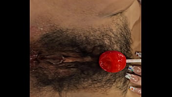 Catalina con su chupete por todos lados