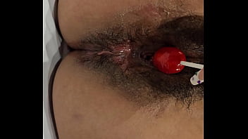 Catalina con su chupete por todos lados