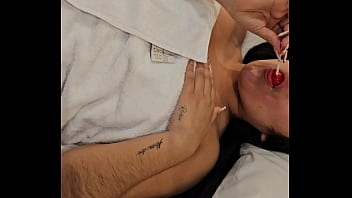 Catalina con su chupete por todos lados