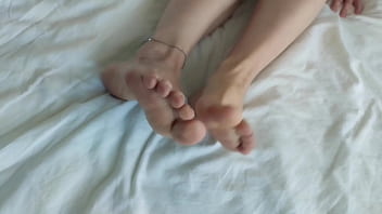 Such cute toes and soles cutie with the anklet loves footjob