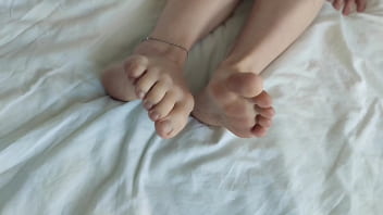 Such cute toes and soles cutie with the anklet loves footjob