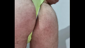 Novinha crossdresser mostrando rabinho