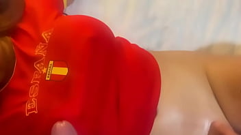 Masturbo la polla del vecino fuerte y rico