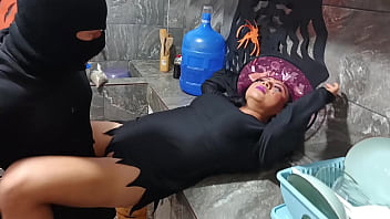 Uma bruxa pervertida prepara uma poção para seu chefe e o fode como um escravo a vagabunda o usa de forma safada para satisfazer os desejos de sua vagina molhada