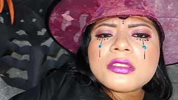 Uma bruxa pervertida prepara uma poção para seu chefe e o fode como um escravo a vagabunda o usa de forma safada para satisfazer os desejos de sua vagina molhada