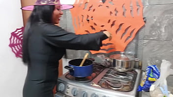 Uma bruxa pervertida prepara uma poção para seu chefe e o fode como um escravo a vagabunda o usa de forma safada para satisfazer os desejos de sua vagina molhada