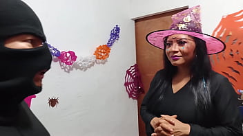 Uma bruxa pervertida prepara uma poção para seu chefe e o fode como um escravo a vagabunda o usa de forma safada para satisfazer os desejos de sua vagina molhada