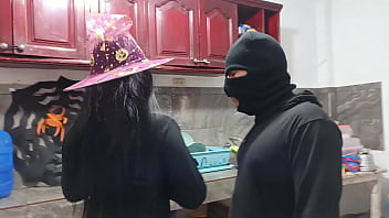 Uma bruxa pervertida prepara uma poção para seu chefe e o fode como um escravo a vagabunda o usa de forma safada para satisfazer os desejos de sua vagina molhada