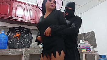 Uma bruxa pervertida prepara uma poção para seu chefe e o fode como um escravo a vagabunda o usa de forma safada para satisfazer os desejos de sua vagina molhada